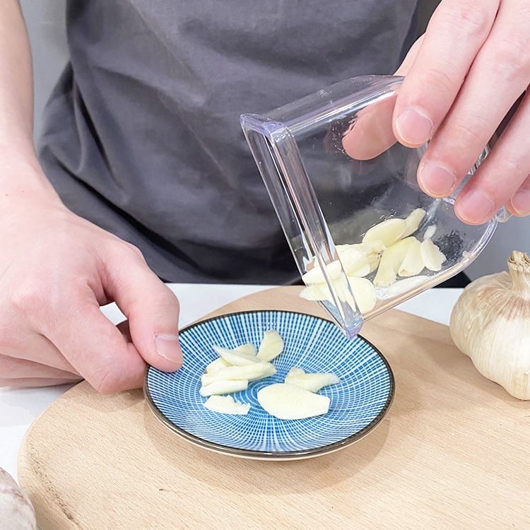 (🌲Early Christmas Sale- SAVE 48% OFF)Evenly sliced garlic slicer